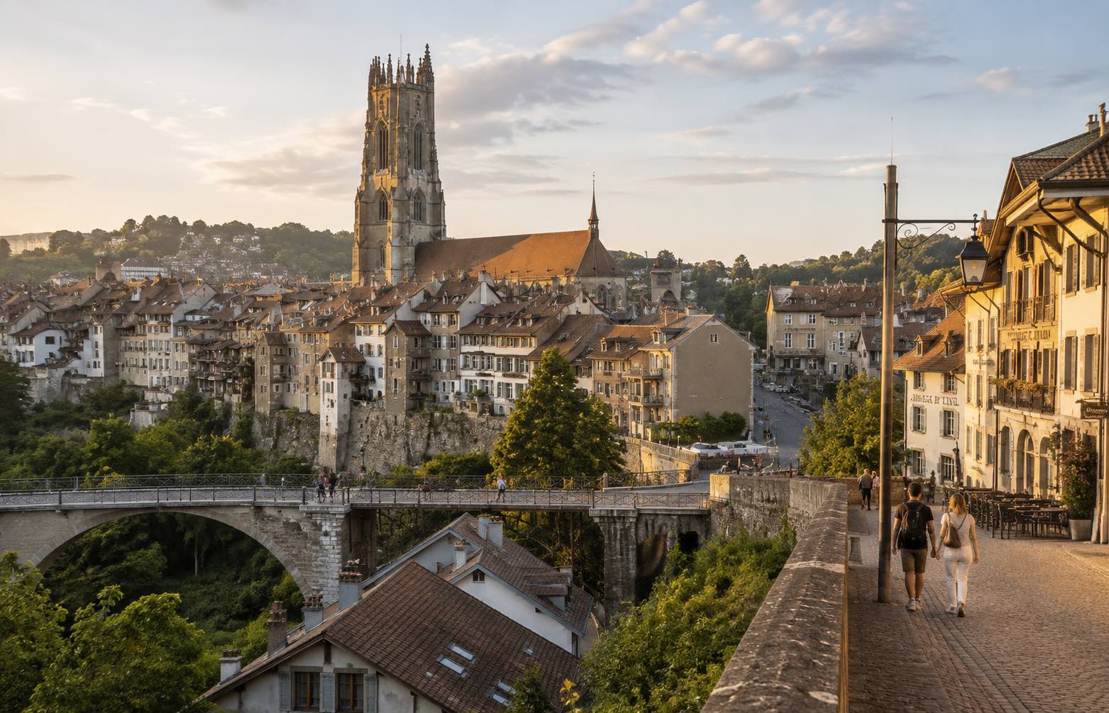 Vue de la cathédrale Saint-Nicolas et de la vieille ville de Fribourg